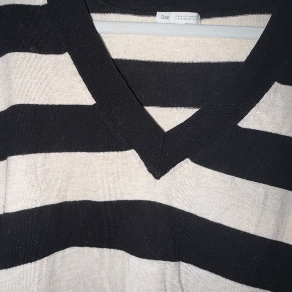 GAP Black and Cream Striped V-Neck Sweater - Picture 2 of 2